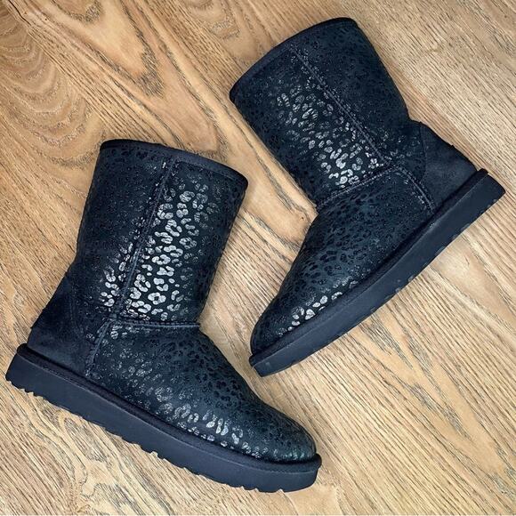 UGG Classic Short Snow Leopard Glitter Black Shearling Lined Boot Women’s Size 6 - Picture 6 of 9